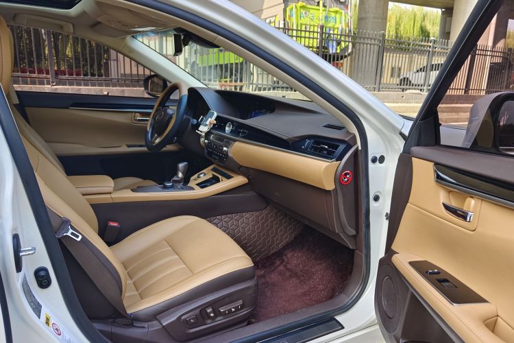 雷克萨斯ES 2015款 300h 舒适版局部细节41