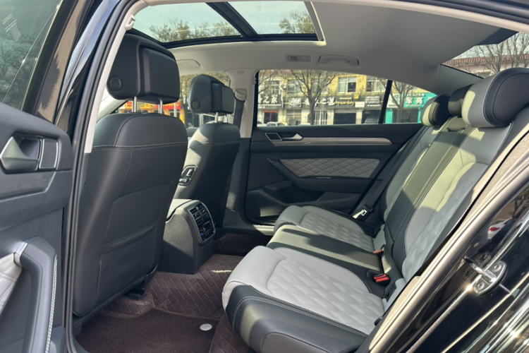 大众 迈腾 2023款 200万辆纪念版 330TSI DSG领先型中控内饰7004