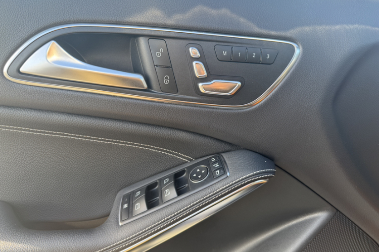 奔驰GLA 2017款 GLA 200 时尚型中控内饰7011