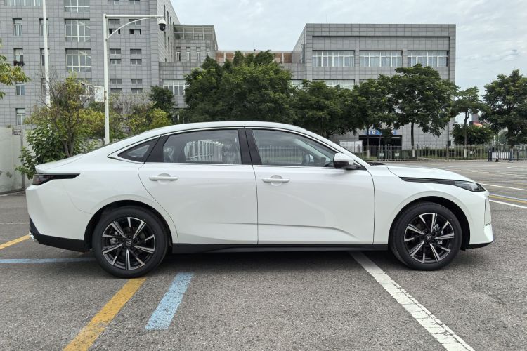 长安 逸动 2025款 蓝鲸 1.5T 500Bar尊贵型车身外观6005