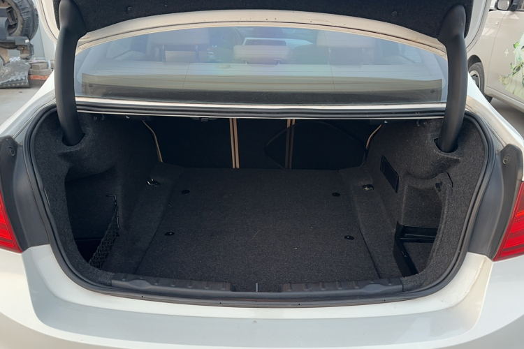 宝马3系 2013款 316i 进取型局部细节23