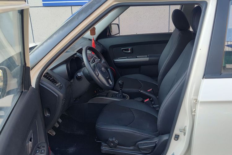 起亚 秀尔 2013款 1.6L MT GL中控内饰7001