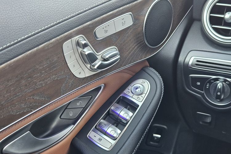 奔驰GLC 2020款 GLC 300 L 4MATIC 动感型中控内饰7010