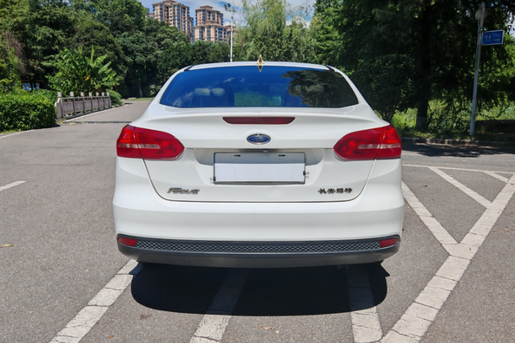 福特 福克斯 2018款 三厢经典 1.6L 自动舒适型智行版车身外观6004