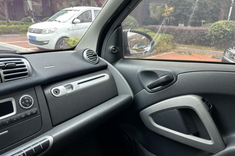 smart fortwo 2014款 1.0 MHD 硬顶城市光波激情版中控内饰7005