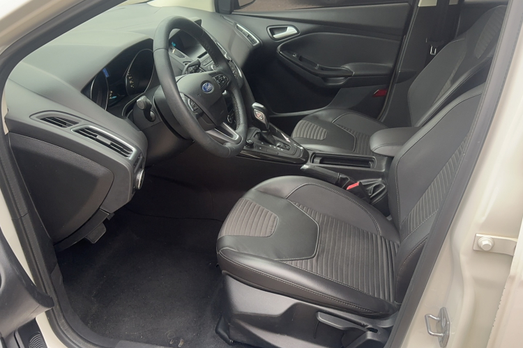 福特 福克斯 2015款 三厢 EcoBoost 125 自动超能风尚型中控内饰7001