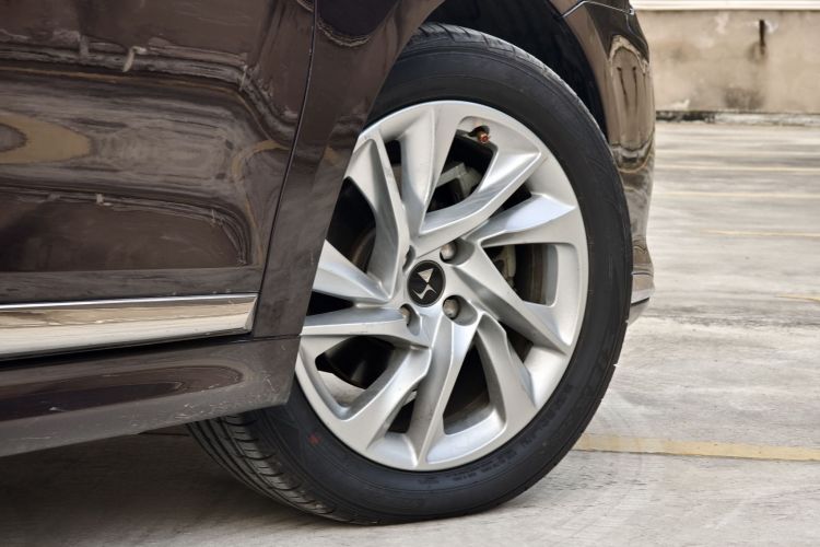 DS 5LS 2016款 1.6T 风尚版THP160车身外观6008