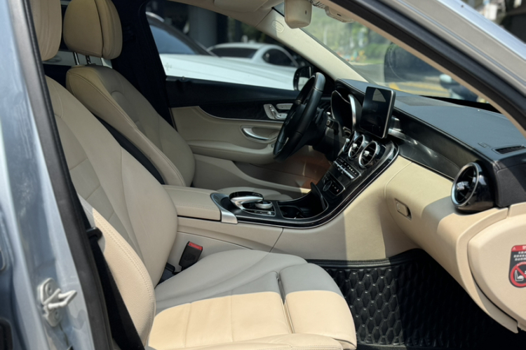 奔驰C级 2015款 C 260 L 运动型中控内饰7003