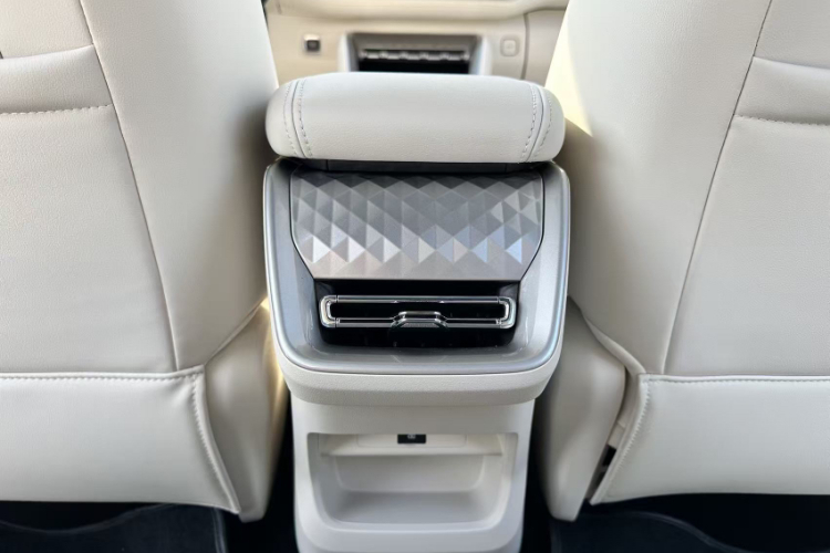 五菱汽车 五菱星云 2023款 2.0L DHT 旗舰版中控内饰7005