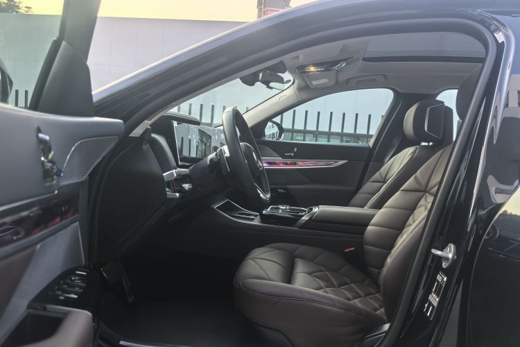 宝马7系 2023款 740Li 领先型 M运动套装中控内饰7004