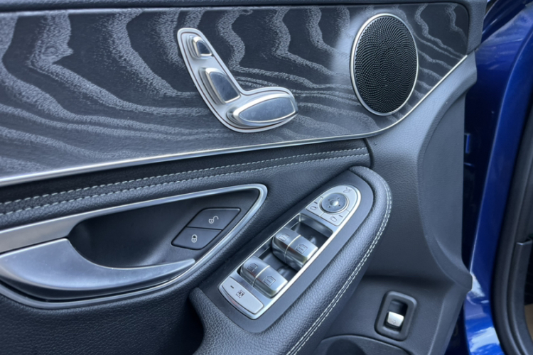 奔驰C级 2019款 C 180 L 时尚型运动版中控内饰7002