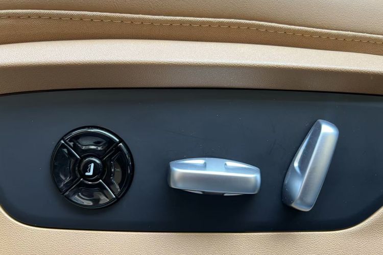 理想汽车 理想ONE 2021款 增程6座版中控内饰7009