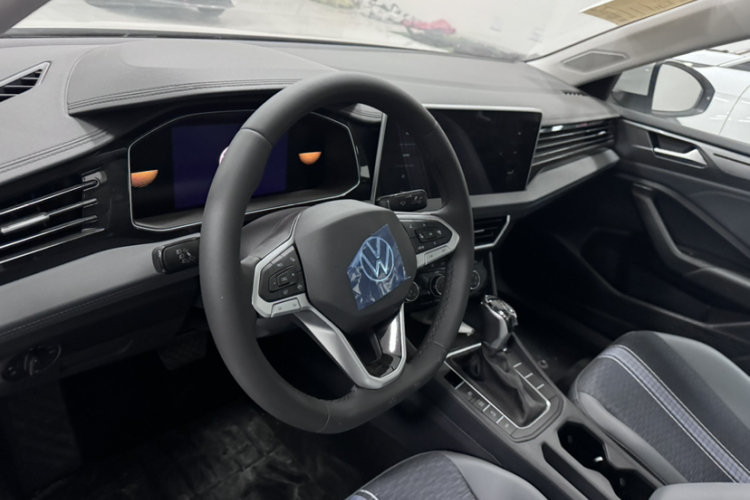 大众 速腾 2025款 改款 300TSI DSG飞越版中控内饰7002