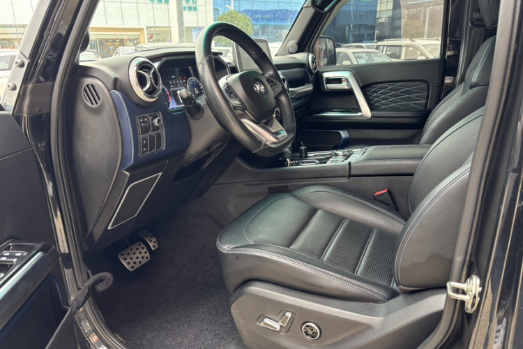 北京BJ40 2018款 PLUS 2.3T 自动四驱尊享版 国V中控内饰7003