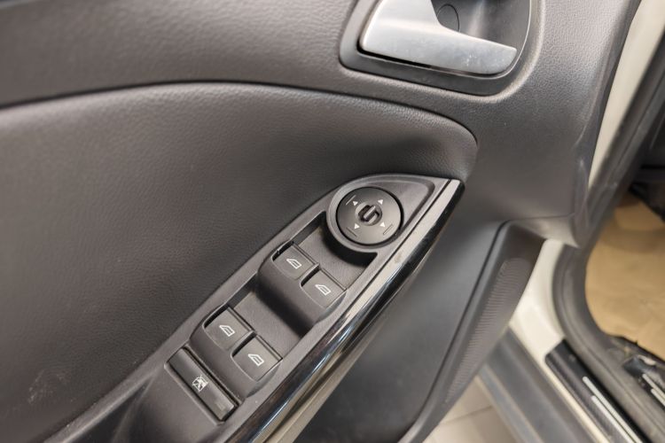 福特 福克斯 2015款 两厢 1.6L 自动风尚型中控内饰7004