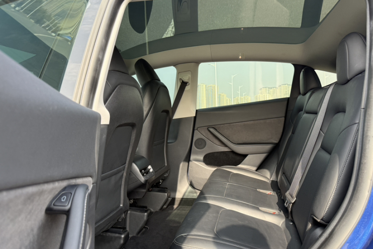 特斯拉 Model Y 2022款 改款 后轮驱动版中控内饰7006