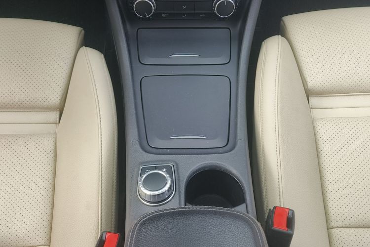 奔驰GLA 2016款 GLA 220 4MATIC 时尚型中控内饰7009