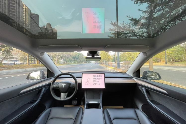 特斯拉 Model Y 2022款 长续航全轮驱动版中控内饰7004