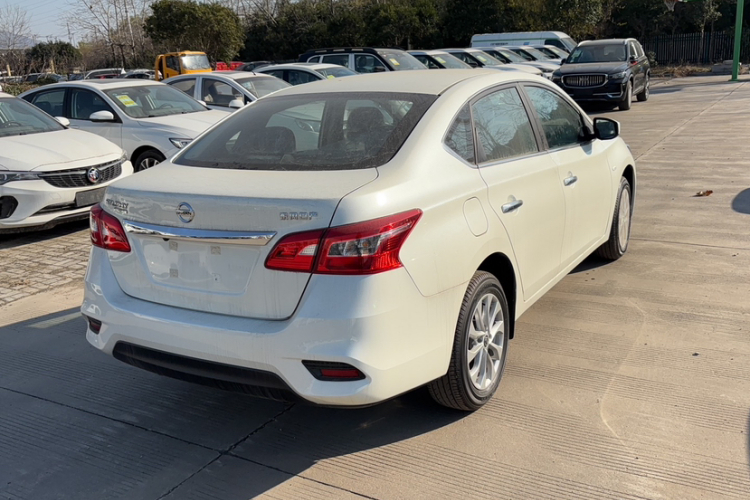 日产 轩逸 改款三 经典 1.6XE CVT舒适天窗版(8.29)车身外观6005