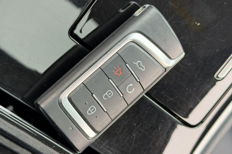 广汽传祺 传祺M8 2023款 领秀系列 390T 豪华版中控内饰7003