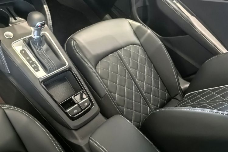 奥迪Q2L 2025款 35TFSI 进取动感型中控内饰7003