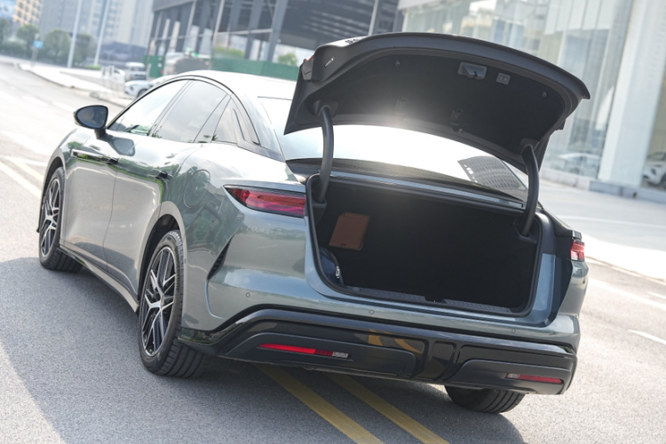 比亚迪 汉L 2025款 DM-p 四驱激光雷达旗舰型车身外观6013