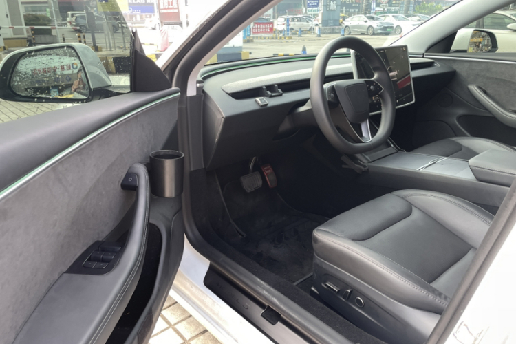 特斯拉 Model 3 2023款 长续航全轮驱动版中控内饰7014