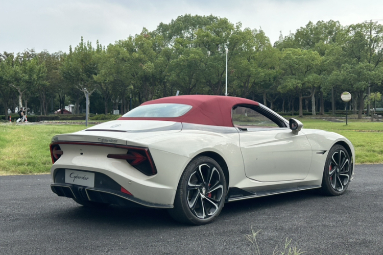 名爵 MG Cyberster 2024款 520km 传奇四驱红篷版车身外观6004