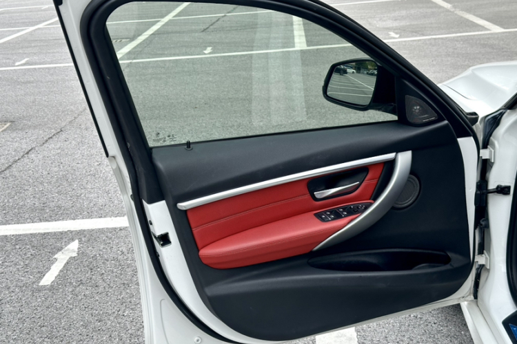 宝马3系 2019款 320i M运动曜夜版局部细节9003