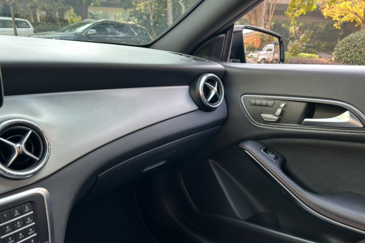 奔驰CLA 2016款 改款 CLA 220 4MATIC中控内饰7004