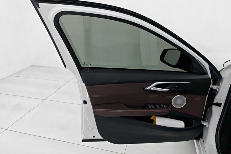 宝马1系 2021款 改款 125i M运动曜夜版中控内饰7002