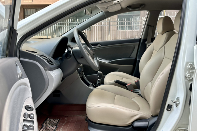 现代 瑞纳 2014款 1.4L 手动智能型GLS中控内饰7004