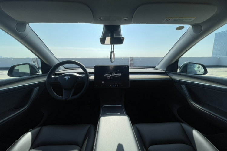 特斯拉 Model Y 2022款 改款 后轮驱动版中控内饰7001