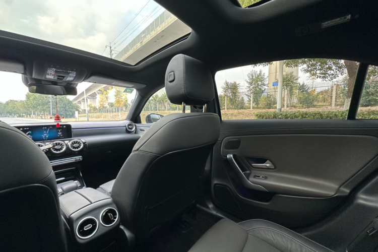 奔驰A级AMG 2019款 AMG A 35 L 4MATIC中控内饰7012