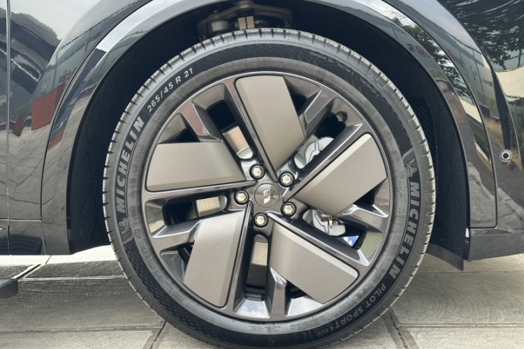 理想汽车 理想L9 2025款 Ultra 智能焕新版车身外观6005