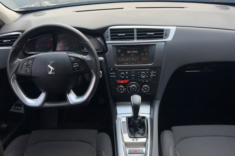 DS 6 2016款 1.6T 雅致版THP160中控内饰7003