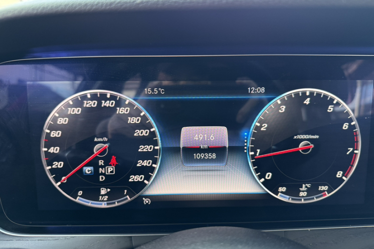 奔驰E级 2019款 改款 E 300 L 运动豪华型中控内饰15