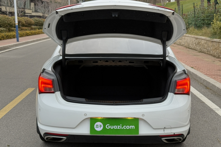 别克 威朗 2019款 三厢 20T 双离合领先型局部细节23