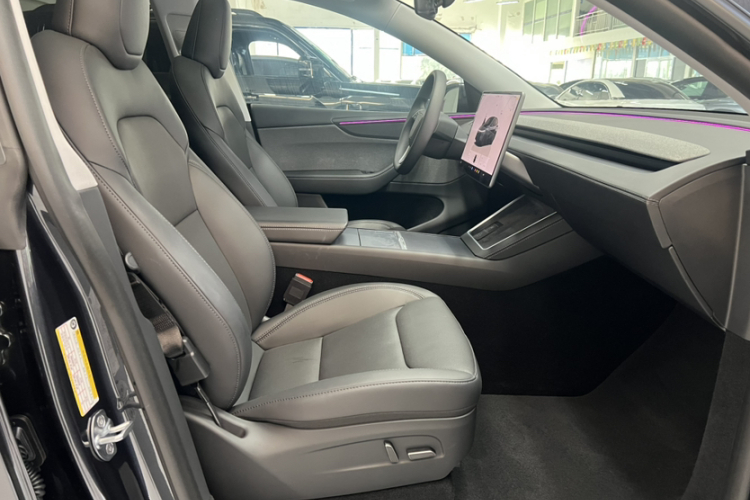 特斯拉 Model Y 2025款 后轮驱动版中控内饰7003