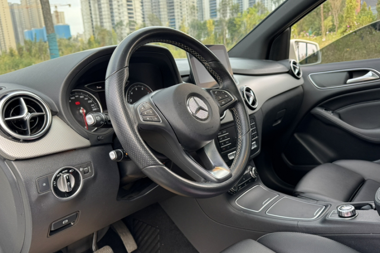 奔驰B级 2019款 B 200 动感型中控内饰7004