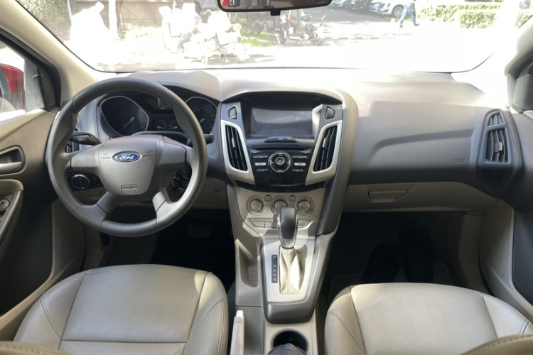 福特 福克斯 2012款 三厢 1.6L 自动舒适型局部细节16