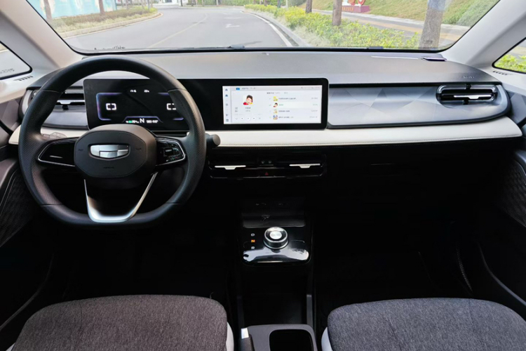 吉利几何E萤火虫 2024款 301km 星光中控内饰7002