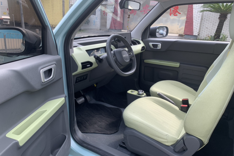 吉利银河 2023款 熊猫mini 120km 亚运熊中控内饰7002