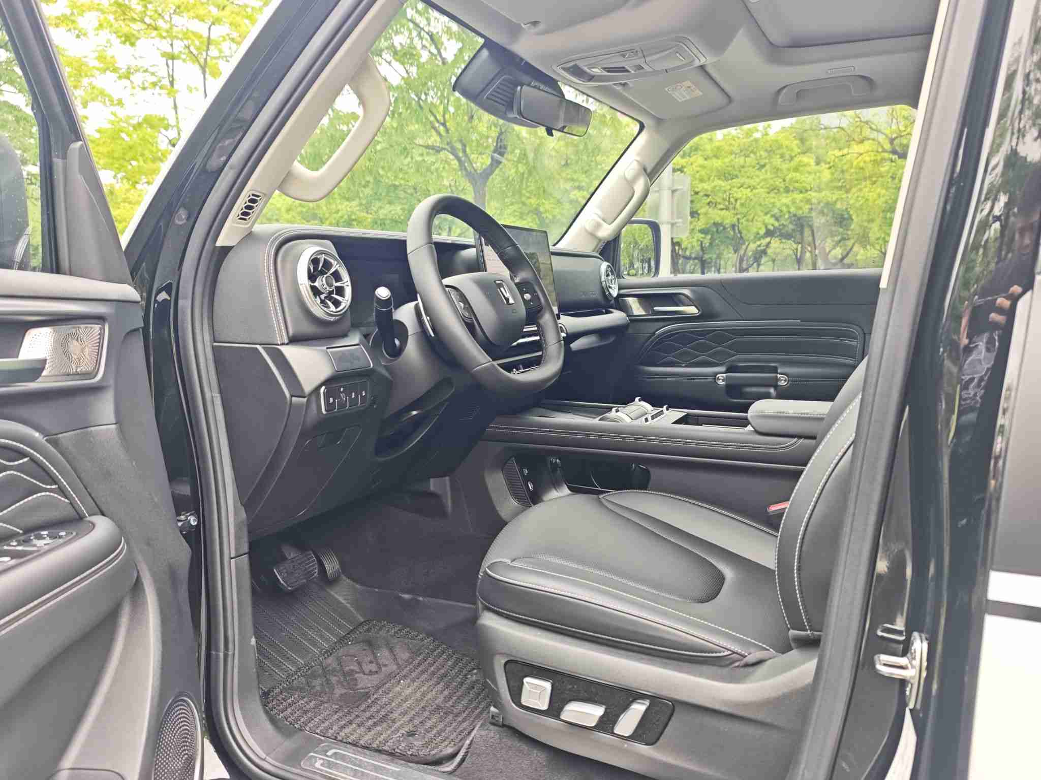 车辆左侧前座椅实拍