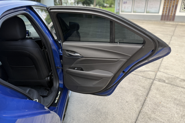 凯迪拉克CT4 2022款 28T 风尚型中控内饰7007