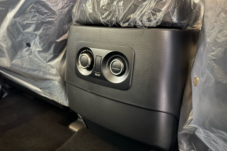 三菱 帕杰罗(进口) 2022款 帕杰罗V93 3.0L GLS 织物(中东)中控内饰7013