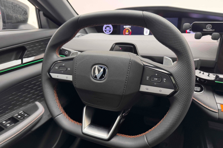 长安UNI-V 2022款 1.5T 尊贵型中控内饰7006