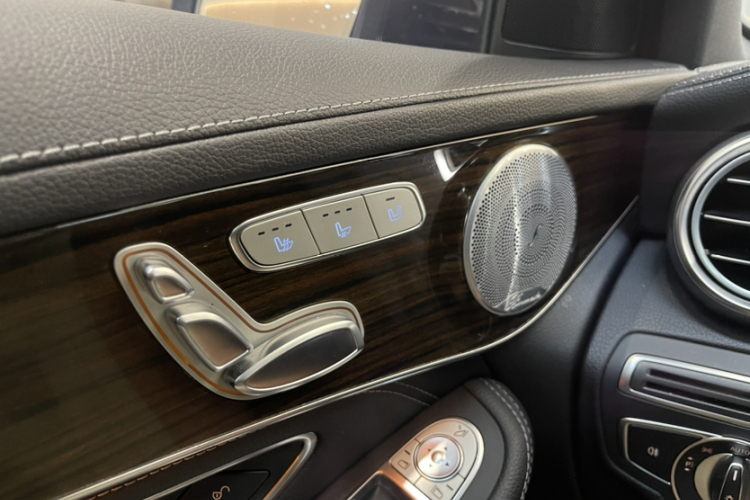 奔驰GLC 2019款 GLC 260 L 4MATIC 动感型中控内饰7007