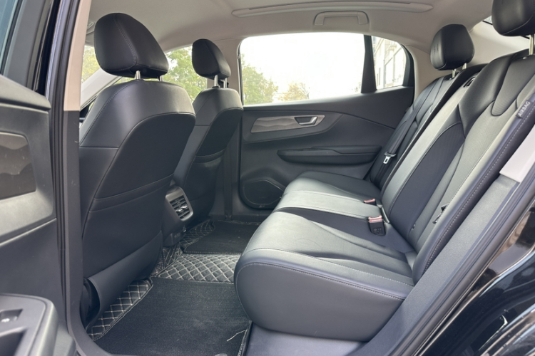 红旗E-QM5 2022款 431km 充电乐享版中控内饰7002