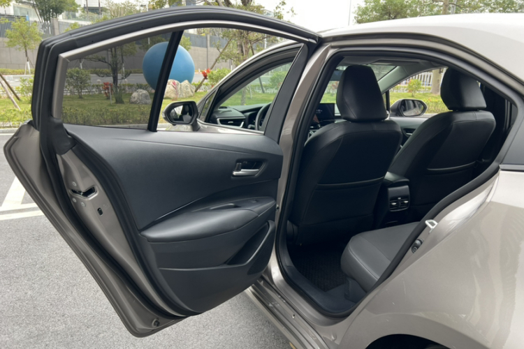 丰田 卡罗拉 2023款 1.8L 智能电混双擎 精英版中控内饰7006